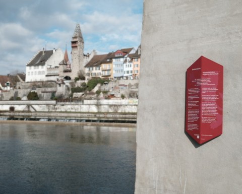 Neue Gebäudebeschriftung lädt zum Entdecken ein